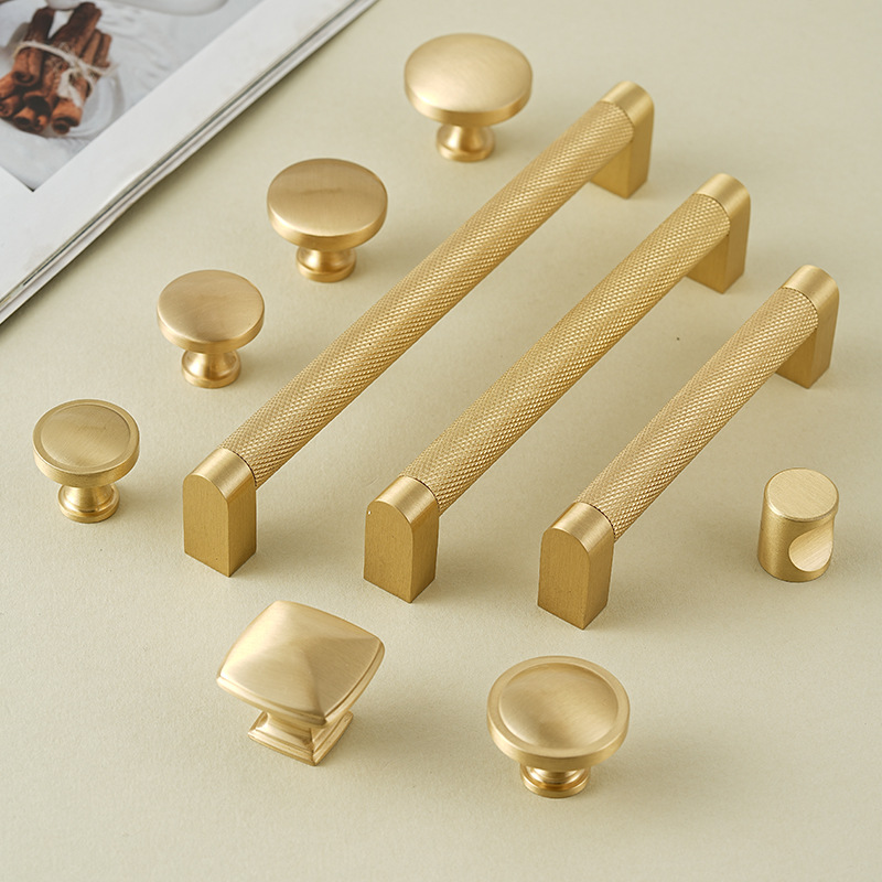 Furniture Hardware High End - ハイエンドロール真鍮ハンドルライト高級アメリカンスタイルキャビネットドアハンドルパーソナライズメッシュワードローブワインキャビネットハンドル