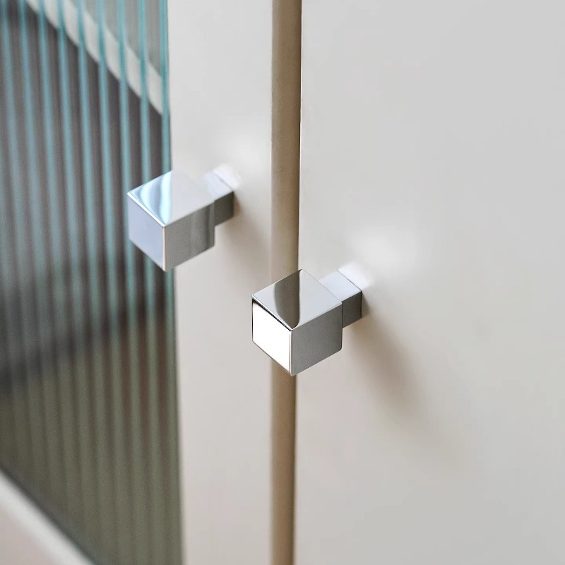 モダンなワードローブ用引き出し、高級感のある正方形の銀メッキ - Furniture Hardware High End のレビューと価格